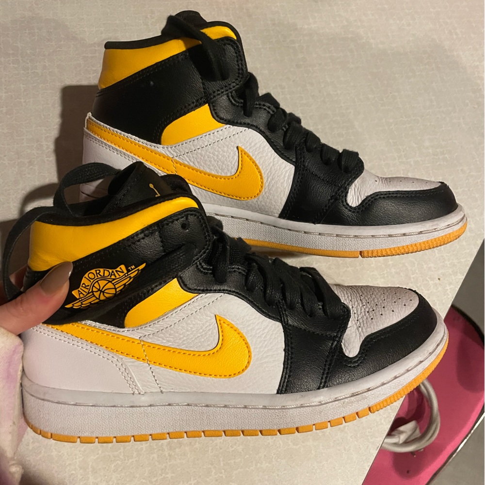 Women’s air jordan 1 mid